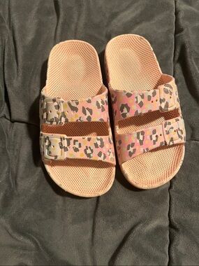 Freedom Moses kids’ Pink Cheetah Print Slide Sandals
